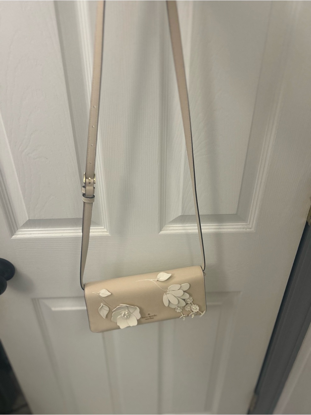 NWOT KATE SPADE floral appliqué crossbody bag. - Picture 7 of 16
